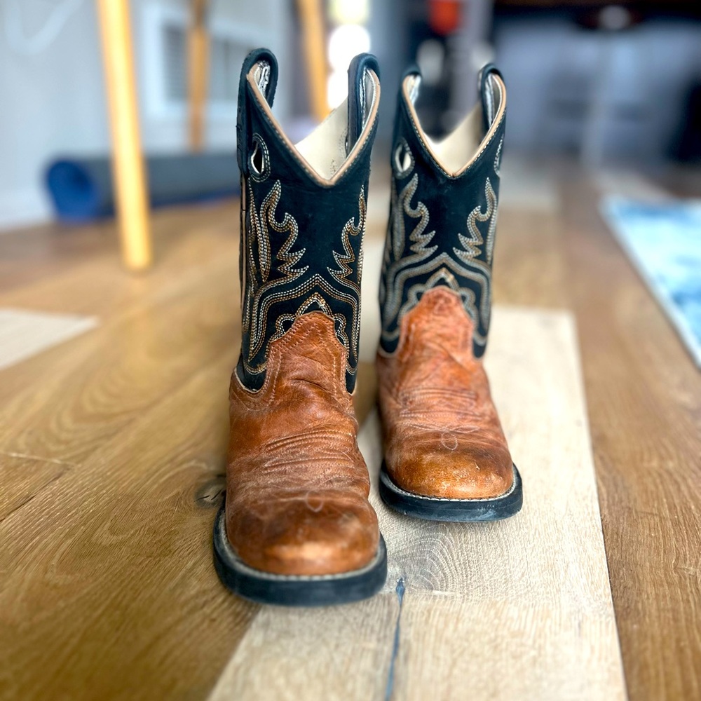 Little kid cowboy boots